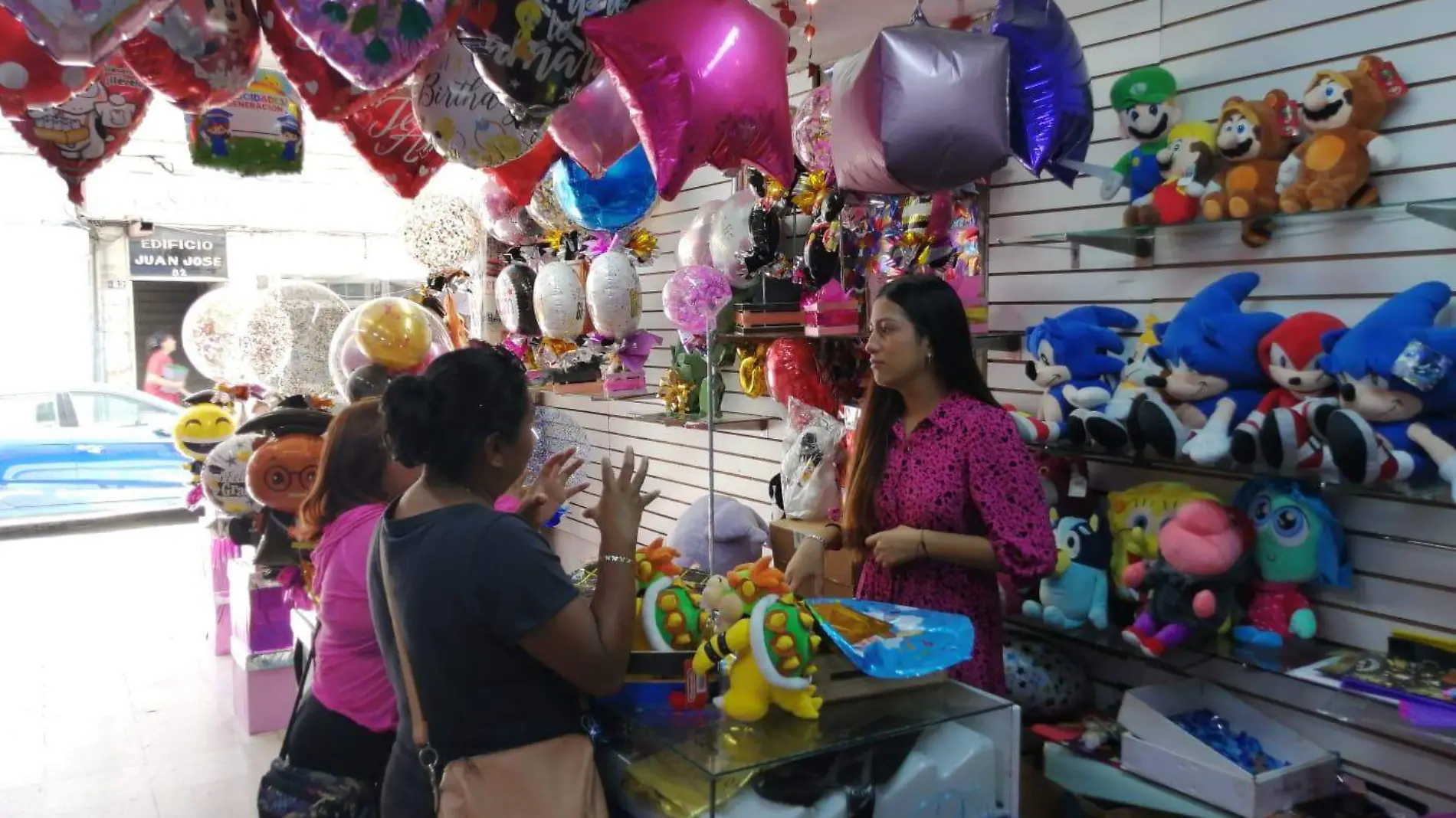 Por graduaciones en Orizaba, aumentan las ventas de arreglos con globos y dulces